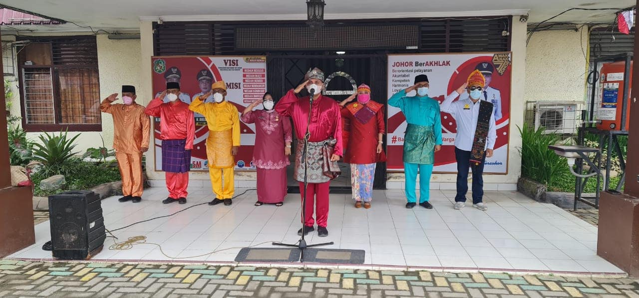 Kecamatan Medan Johor melaksanakan Apel bersama Jajaran Kecamatan Medan Johor dengan menggunakan Pakaian Adat ethnic 8 Suku yg ada di Indonesia